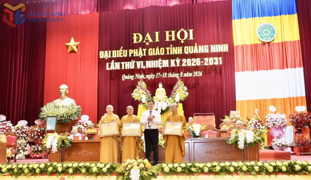 Đồng chí Nguyễn Văn Công, Phó Chủ tịch UBND tỉnh tặng Bằng khen của UBND tỉnh cho các tập thể tiêu biểu công tác Phật sự.