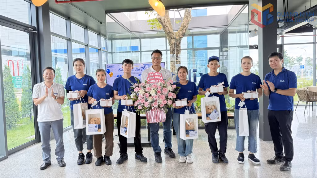 Lãnh đạo và Công đoàn Công ty TNHH Autoliv Việt Nam trao tặng quà sinh nhật cho công nhân.
