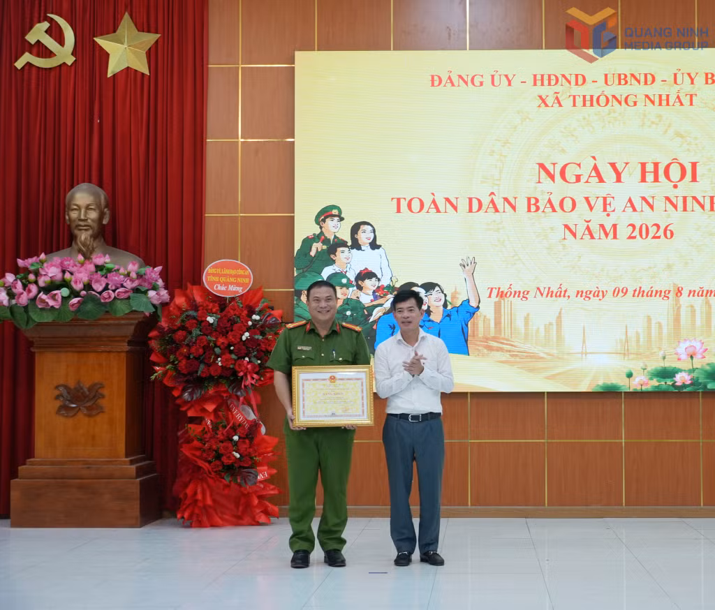 Lãnh đạo xã Thống Nhất trao tặng Bằng khen của Chủ tịch UBND tỉnh cho đồng chí Trung tá Nguyễn Tiến Hưng, Trưởng Công an xã vì có thành tích xuất sắc trong tổ chức, triển khai thực hiện phong trào thi đua “Toàn dân bảo vệ an ninh Tổ quốc” trên địa bàn tỉnh Quảng Ninh giai đoạn 2021-2025.