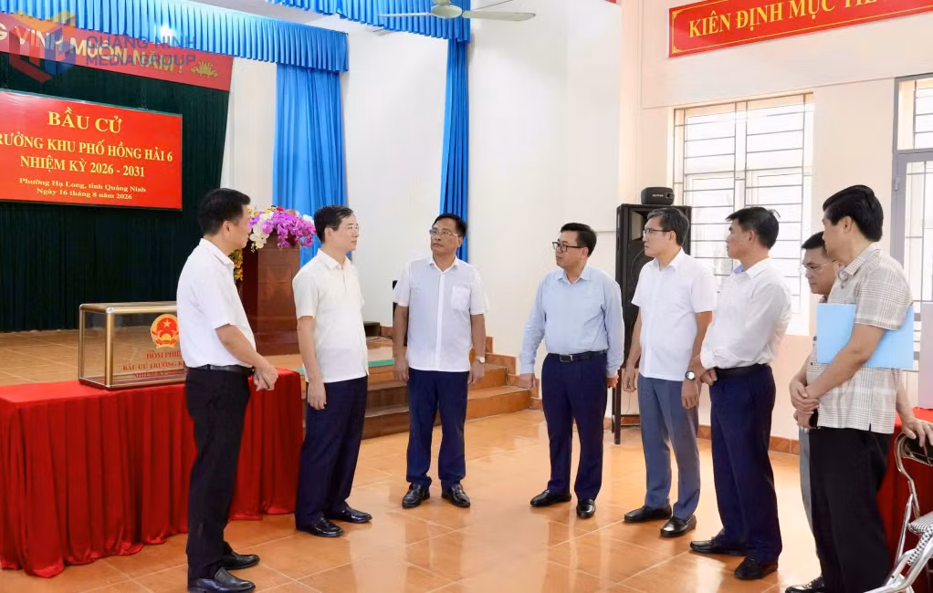 Đồng chí Vũ Quyết Tiến, Phó Bí thư Tỉnh ủy, Chủ tịch Ủy ban MTTQ tỉnh, kiểm tra công tác chuẩn bị bầu cử tại điểm bầu cử khu phố Hồng Hải 6, phường Hạ Long.