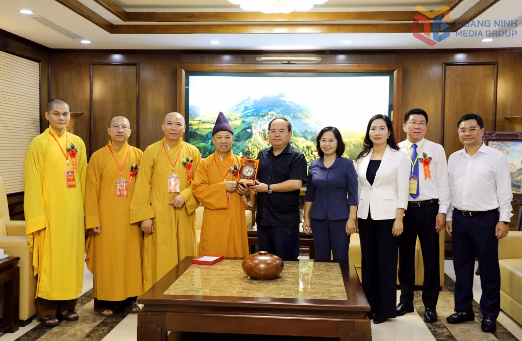 Các đại biểu chụp ảnh lưu niệm.