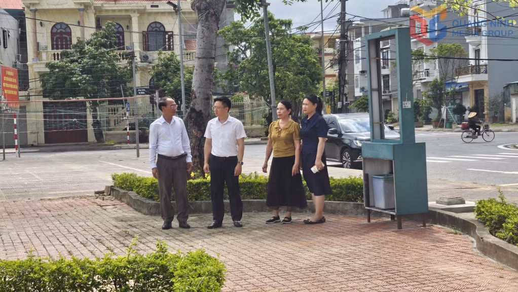 Phó Chủ tịch UBND phường Cẩm Phả Nguyễn Đức Dương (thứ hai, trái sang) trò chuyện với người dân, nắm bắt tình hình tại địa bàn dân cư.