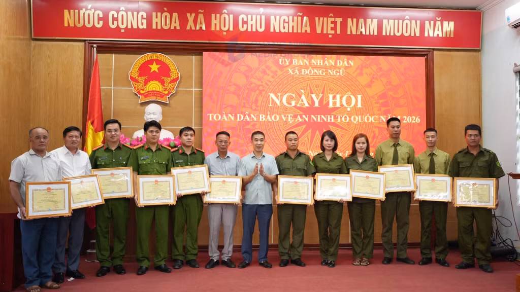 Lãnh đạo UBND xã Đông Ngũ khen thưởng cho các cá nhân có thành tích xuất sắc trong thực hiện phong trào Toàn dân bảo vệ an ninh Tổ quốc năm 2026.