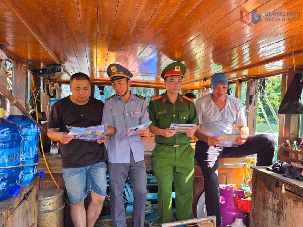 Lực lực chức năng Quảng Ninh tuyên truyền vận động đến ngư dân phối hợp chống khai thác IUU.