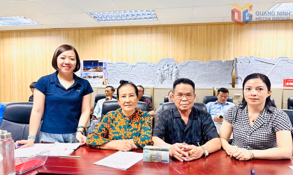 Những hộ dân đầu tiên của phường Uông Bí nhận tiền GPMB thuộc dự án tuyến đường sắt tốc độ cao Hà Nội - Quảng Ninh.