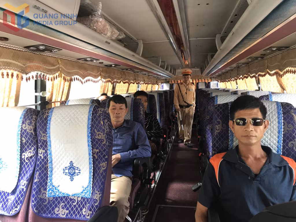 Lực lượng CSGT tiến hành kiểm tra phương tiện vận chuyển hành khách lưu thông trên QL18A đoạn đi qua địa bàn phường Cẩm Phả.