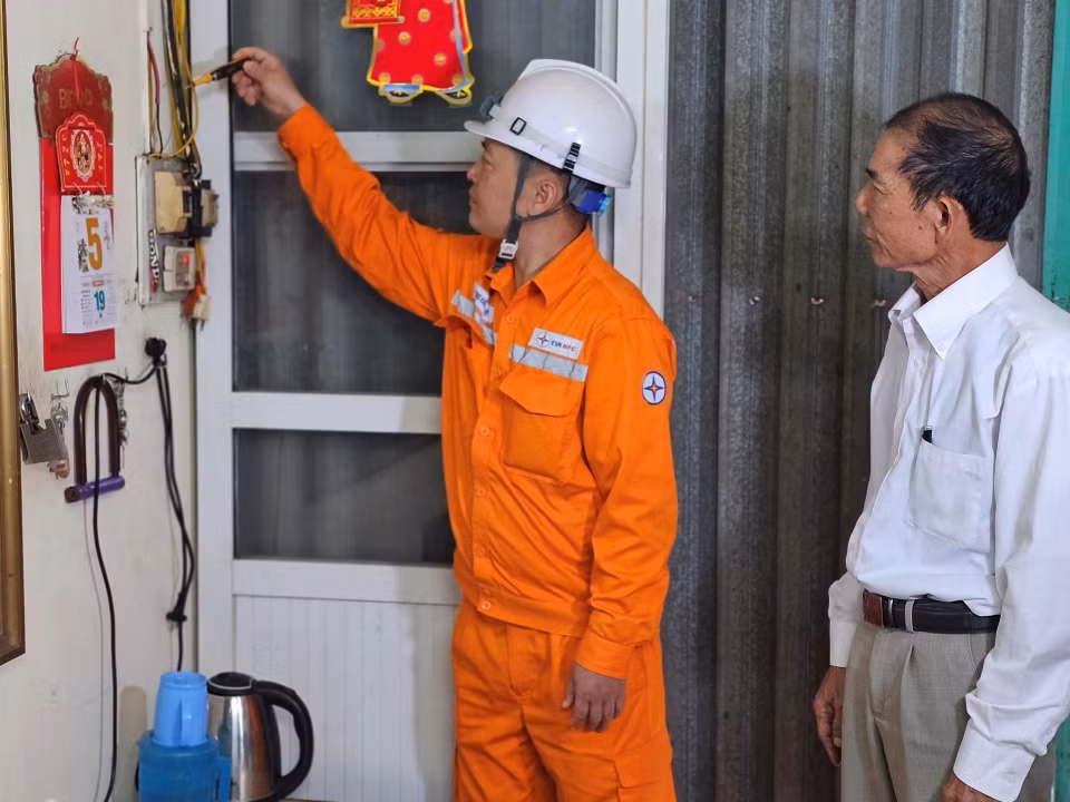Công tác tuyên truyền an toàn điện đến khách hàng sử dụng điện.