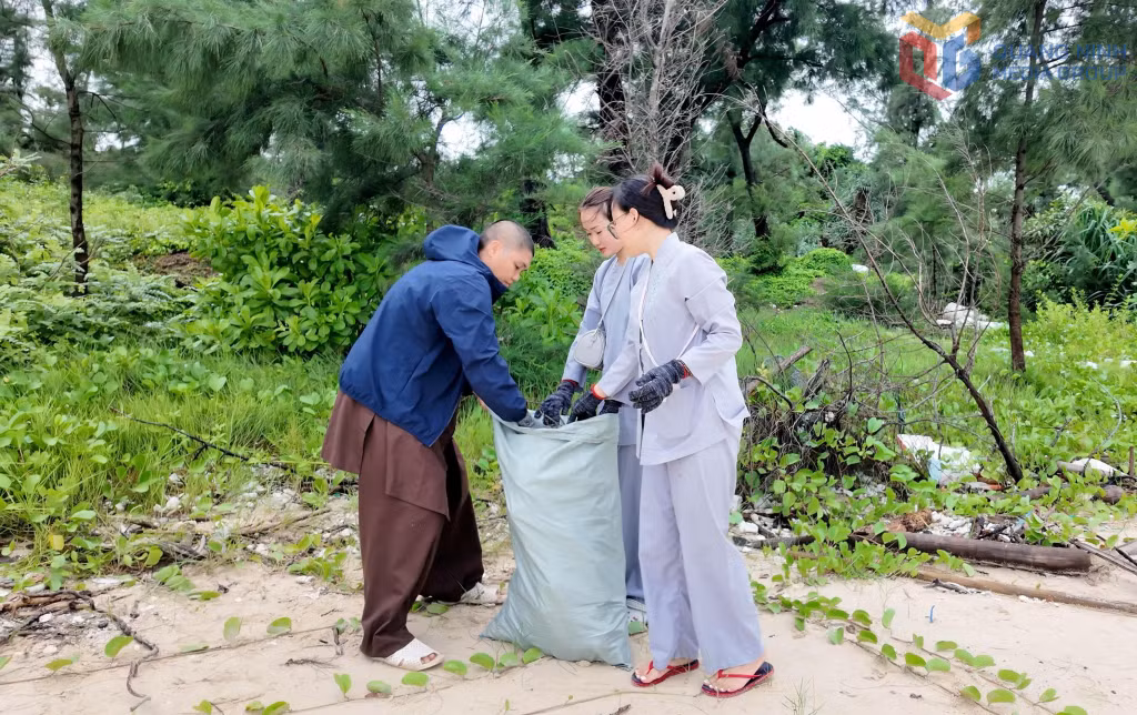 Tăng ni, Phật tử, tình nguyện viên và người dân tham gia hoạt động 