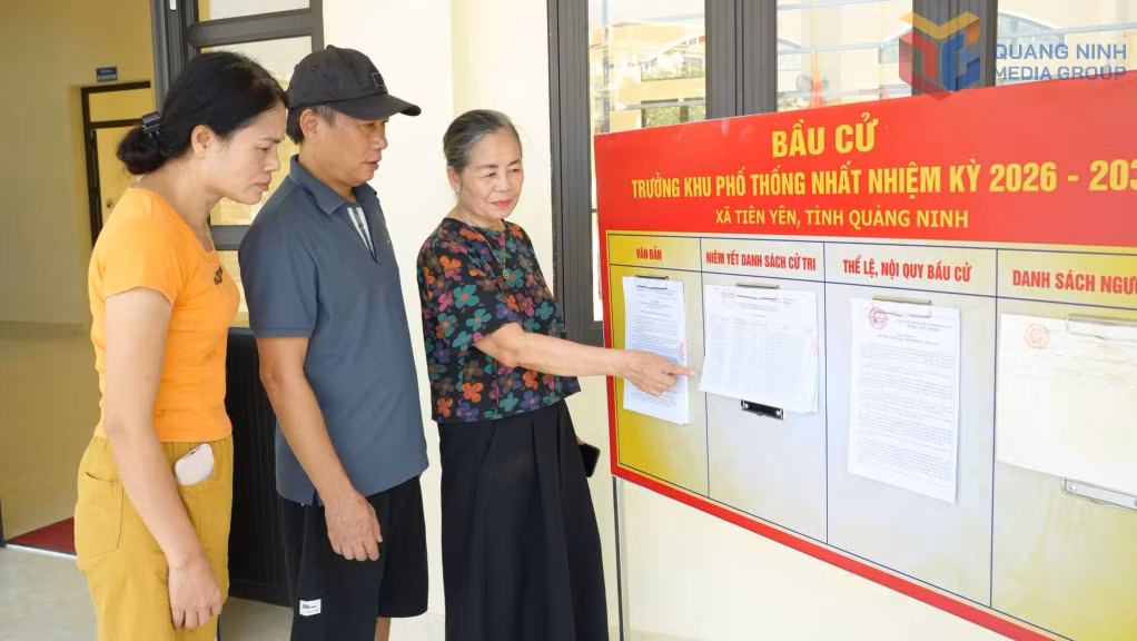 Cử tri khu phố Thống Nhất, xã Tiên Yên, xem danh sách cử tri tham gia bầu cử trưởng khu. Ảnh: Trung Kiên (xã Tiên Yên)