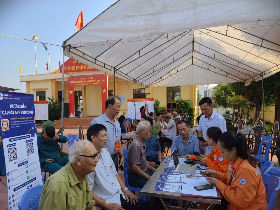 Nhân viên các Điện lực trực thuộc hướng dẫn cài đặt App EVN CSKH cho các khách hàng sử dụng điện trên địa bàn tỉnh, trong ngày bầu cử Khu trưởng.