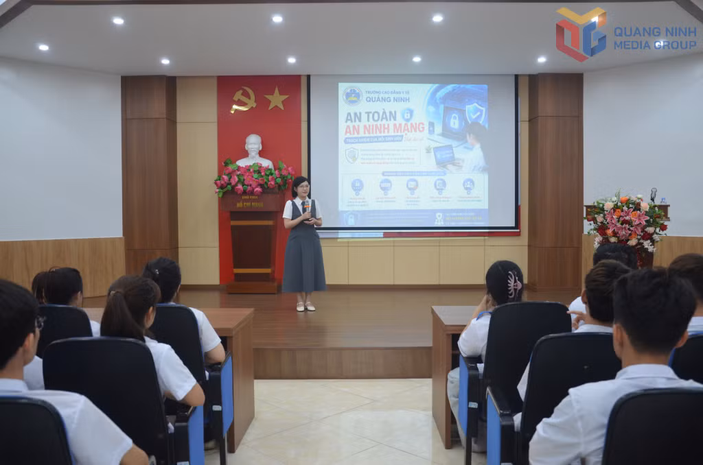 Câu lạc bộ Truyền thông CYQ (Trường Cao đẳng Y tế Quảng Ninh) thường xuyên tuyên truyền, nâng cao ý thức về những rủi ro như lừa đảo, thông tin xấu độc và bạo lực mạng cho các học sinh, sinh viên của trường.
