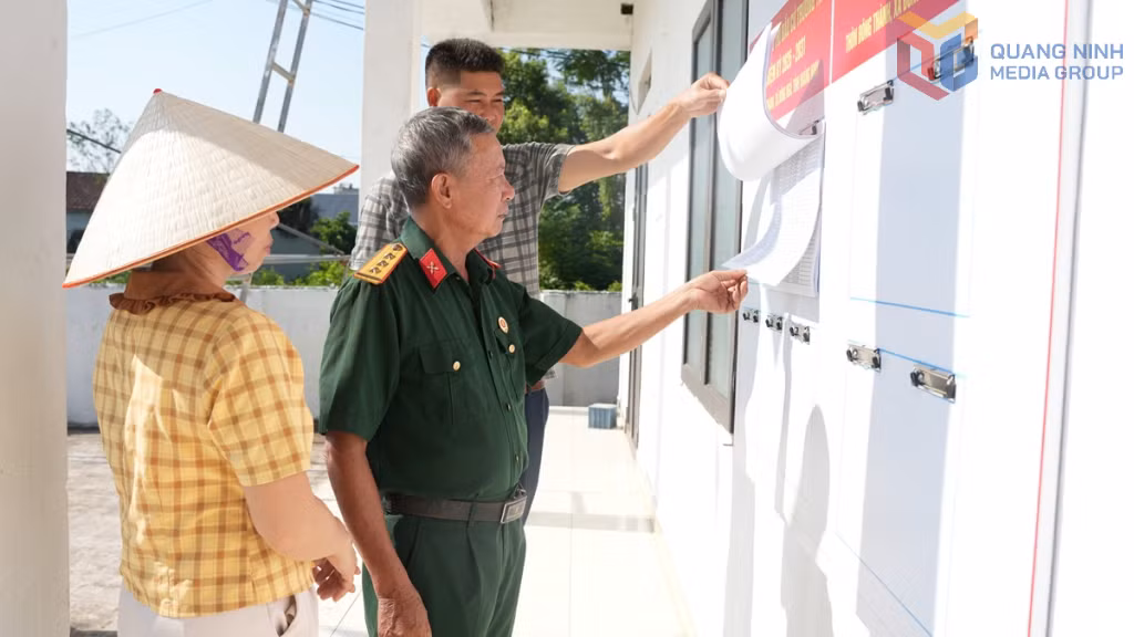 Danh sách cử tri được niêm yết công khai tại các điểm bầu cử tiện cho cử tri theo dõi.