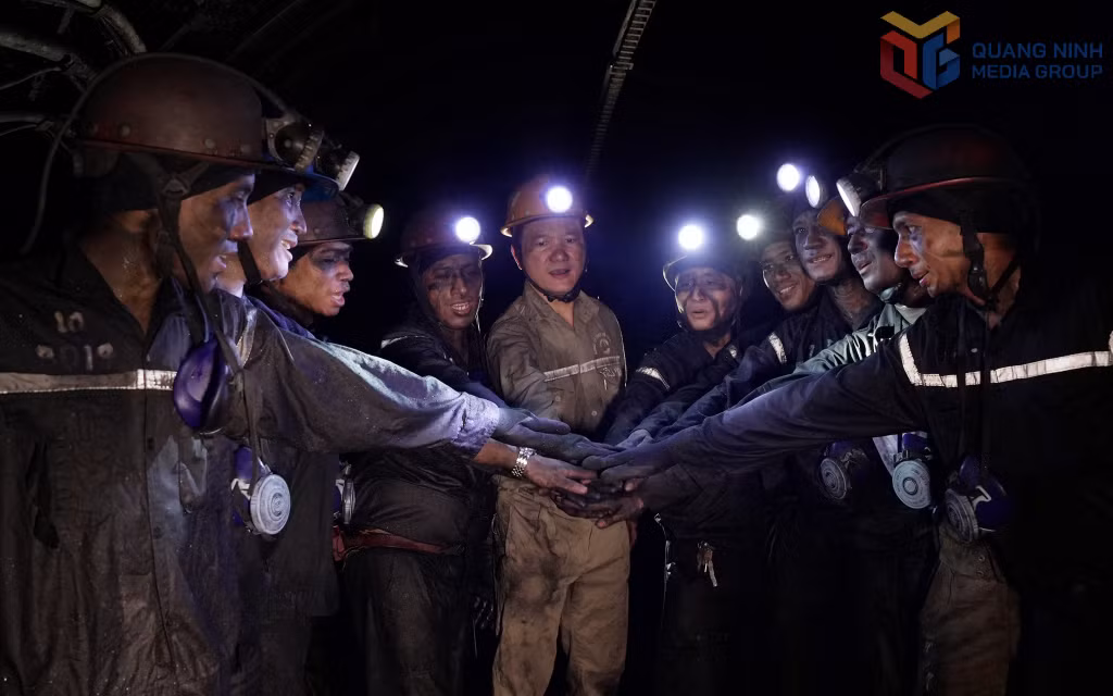 Thợ mỏ Công ty Than Hạ Long thể hiện tinh thần 