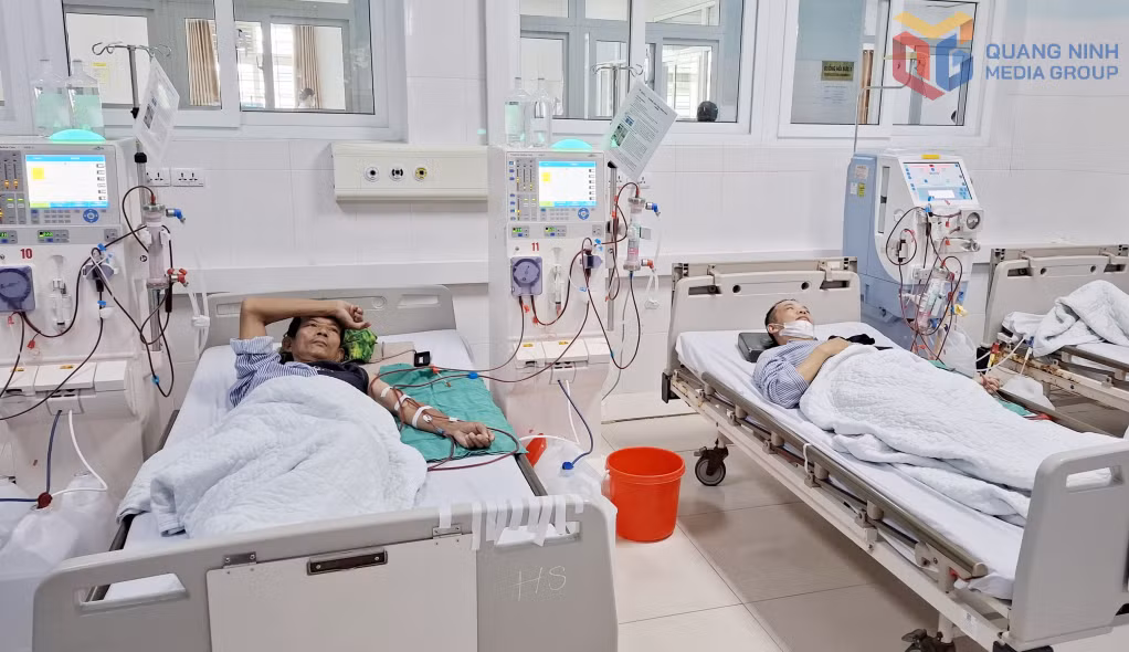 Ông Dương Doãn Thưởng (bên trái), trú tại khu phố Nguyễn Huệ 7, phường Đông Triều, đã có 5 năm chạy thận nhân tạo ở Bệnh viện Đa khoa khu vực Đông Triều.