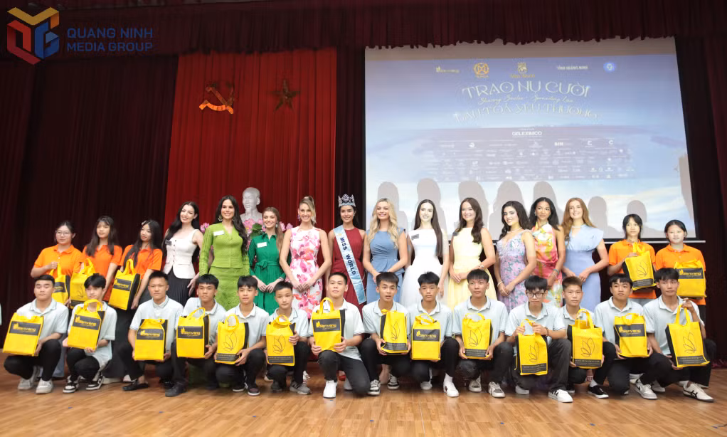 Đại diện Ban Tổ chức, các thí sinh Miss World 2026 và đại diện lãnh đạo sở, ngành tỉnh Quảng Ninh trao quà tặng cho các em nhỏ tại Trung tâm Trợ giúp xã hội tỉnh.
