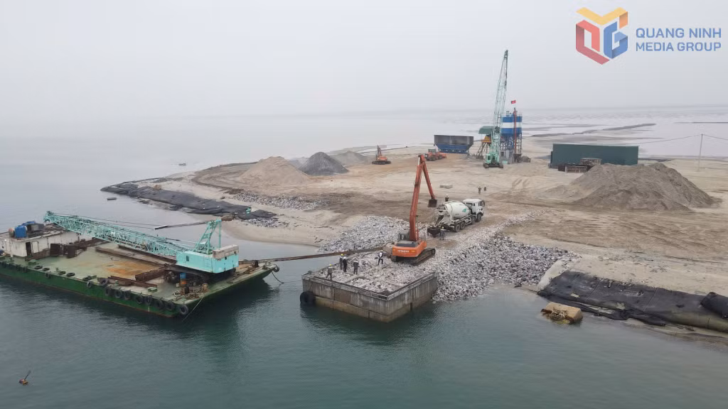 Cảng tổng hợp Vạn Ninh, phường Móng Cái 2 đang được khẩn trương thi công, góp phần thúc đẩy hoạt động vận tải, XNK đường biển.