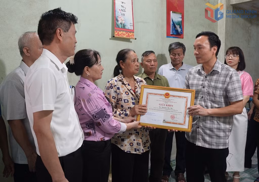 Phường Hà Tu tổ chức trao giấy khen cho bà Nguyễn Thị Thi (tổ 1, khu phố Hà Tu 2) vì nghĩa cử cao đẹp tự nguyện hiến đất phục vụ thi công công trình giao thông, phục vụ lợi ích cộng đồng.