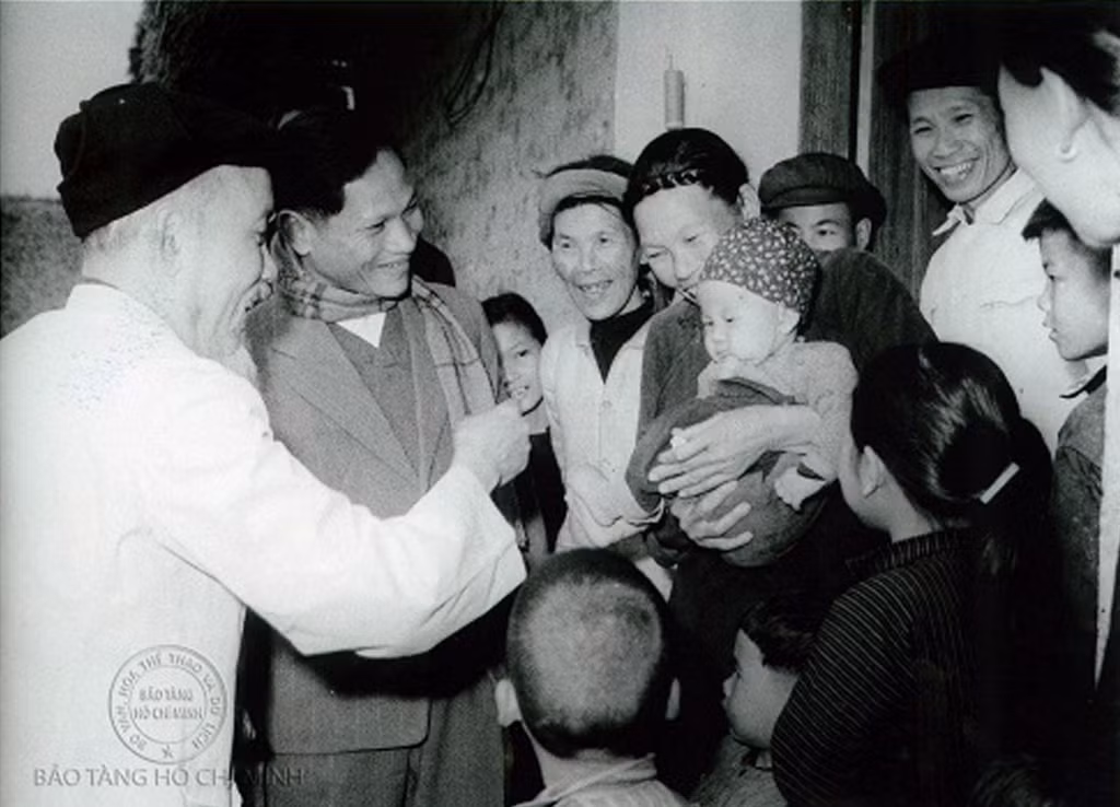 Ông Nguyễn Thọ Chân (thứ hai, trái sang) cùng Chủ tịch Hồ Chí Minh thăm gia đình ông Trần Mộc Sinh ở thôn Khe Cát, xã Minh Thành, huyện Yên Hưng, nay là phường Đông Mai. (Ảnh tư liệu của Bảo tàng Hồ Chí Minh).