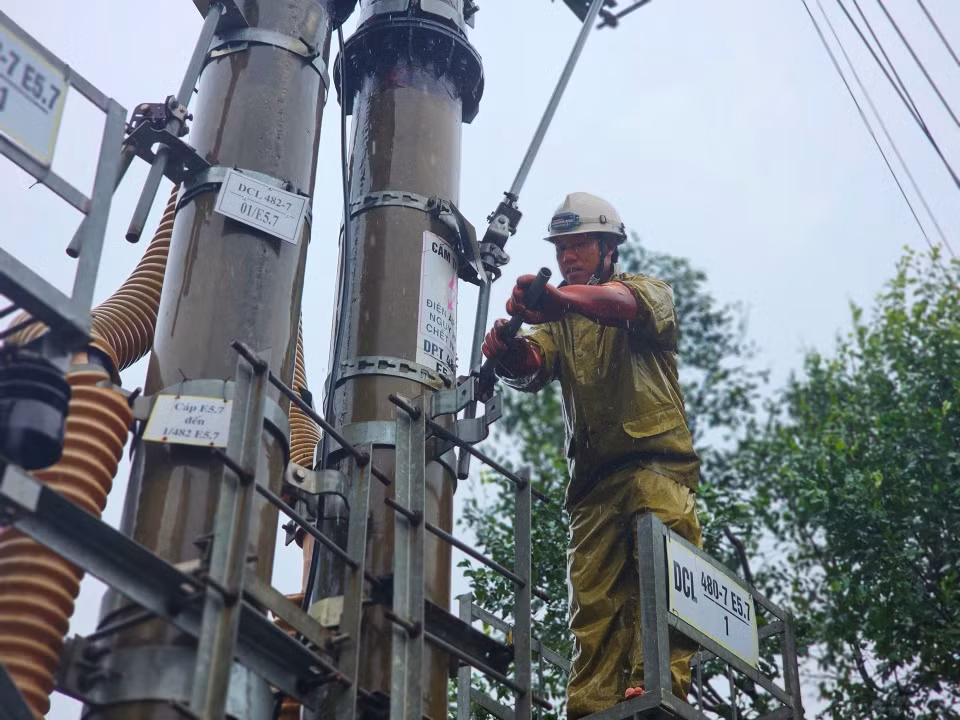 Nhiệm vụ khôi phục cung cấp điện nhanh chóng đồng thời đảm bảo sự an toàn.