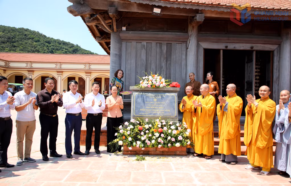 Các đại biểu thực hiện nghi lễ gắn biển công trình Chùa Trúc Lâm đảo Trần chào mừng Đại hội đại biểu Phật giáo tỉnh Quảng Ninh lần thứ VI, nhiệm kỳ 2026-2031.