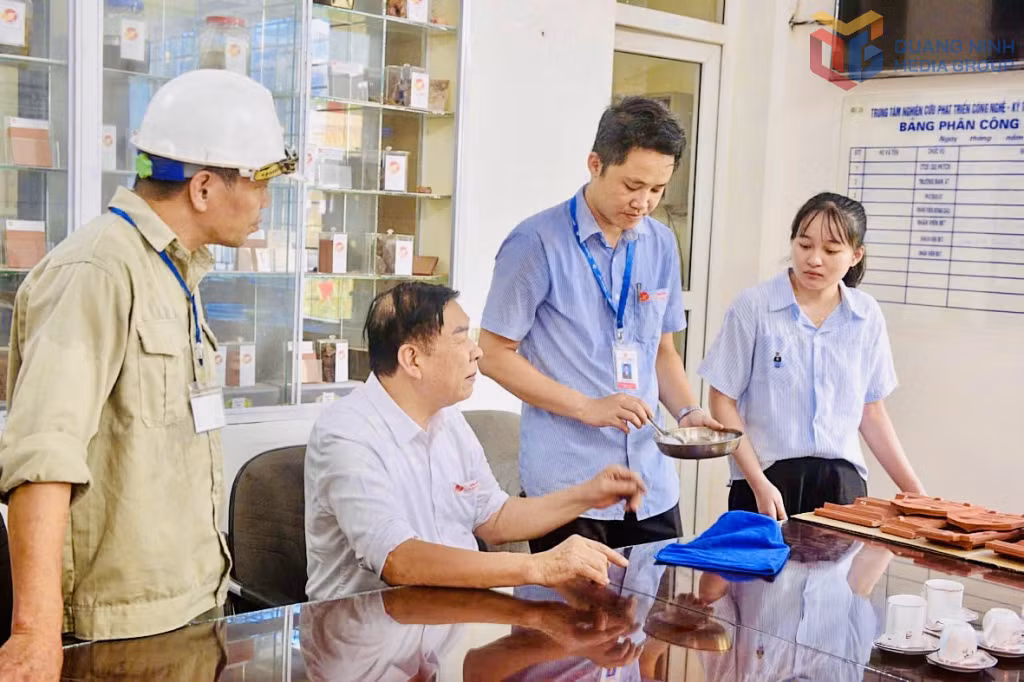 Anh hùng Lao động Nguyễn Quang Mâu, Chủ tịch HĐQT Tổ hợp Công ty CP Gốm Đất Việt (người ngồi) cùng trao đổi với nhân viên về vật liệu trong sản xuất các sản phẩm xây dựng.