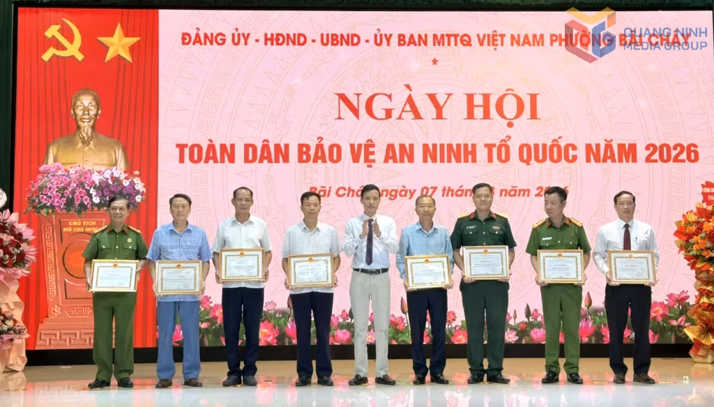 Phường Bãi Cháy khen thưởng các tập thể, cá nhân có thành tích xuất sắc trong phong trào toàn dân bảo vệ an ninh Tổ quốc.