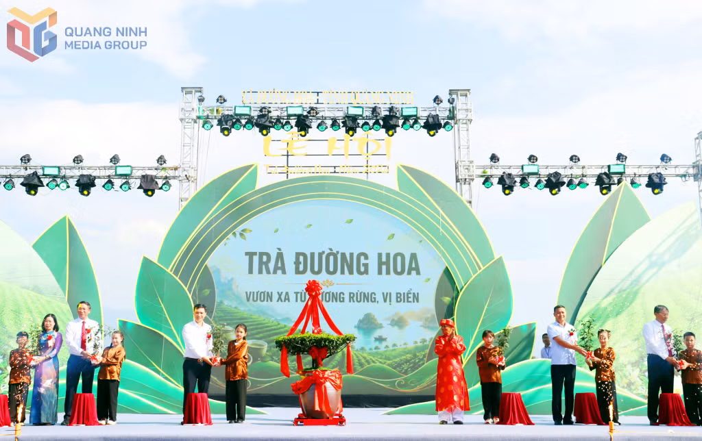 Sau đó là lễ trao cây chè giống cho thế hệ trẻ.