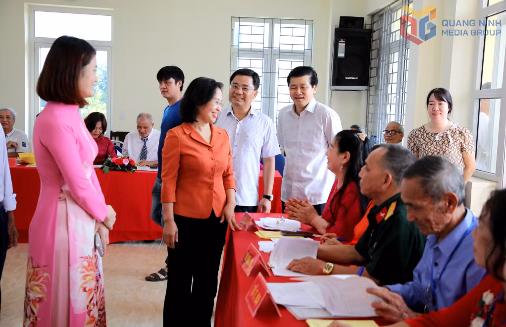 Đồng chí Trịnh Thị Minh Thanh, Phó Bí thư Thường trực Tỉnh ủy, Chủ tịch HĐND tỉnh, trao đổi với tổ bầu cử khu phố Cao Xanh 7 (phường Cao Xanh).