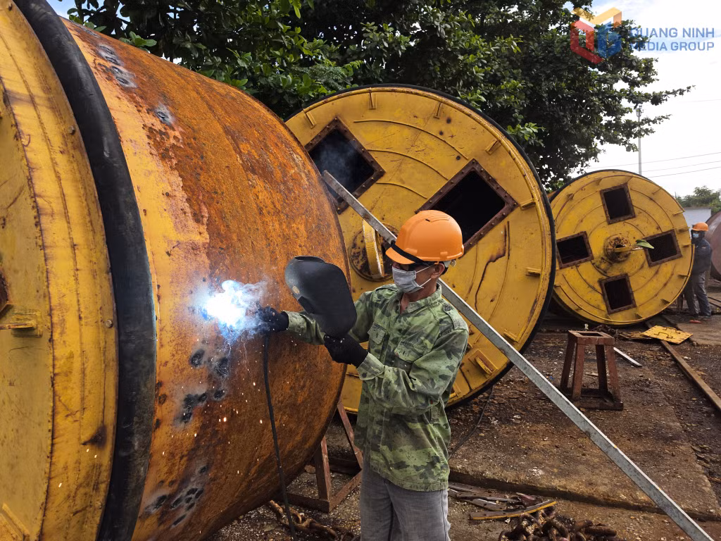 Công nhân Công ty CP Đường Sông 3 đang khẩn trương sửa chữa các thiết bị thuộc khu neo đậu Vụng Sú - Thoi Dây (xã Đầm Hà).
