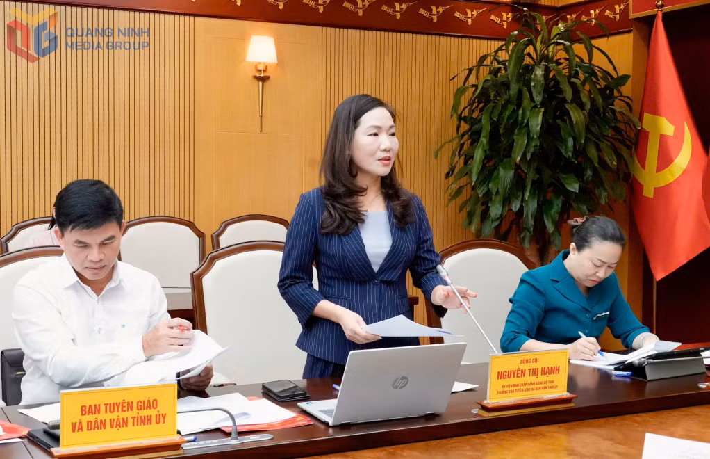 Đồng chí Nguyễn Thị Hạnh, Trưởng Ban Tuyên giáo và Dân vận Tỉnh ủy báo cáo kết quả thực hiện nhiệm vụ 7 tháng đầu năm.