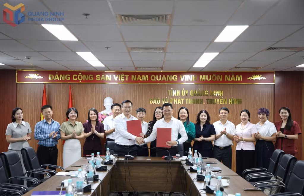Lãnh đạo Sở Giáo dục - Đào tạo và Báo và phát thanh, truyền hình tỉnh ký kết Chương trình phối hợp truyền thông về công tác giáo dục năm 2026.