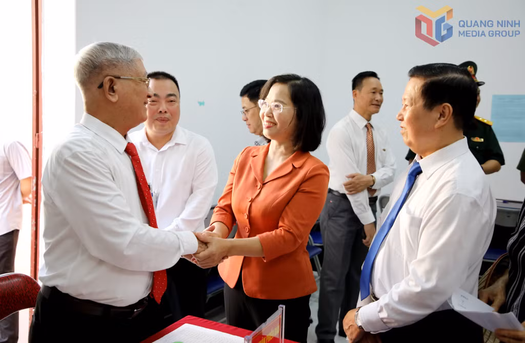 Đồng chí Trịnh Thị Minh Thanh, Phó Bí thư Thường trực Tỉnh ủy, Chủ tịch HĐND tỉnh, trao đổi với thành viên tổ bầu cử khu phố Hồng Gai 2 (phường Hồng Gai) trong triển khai công tác bầu cử.