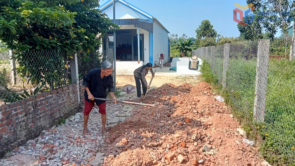 2 ông bà Vượng, Nguyên san đất cổng vào nhà