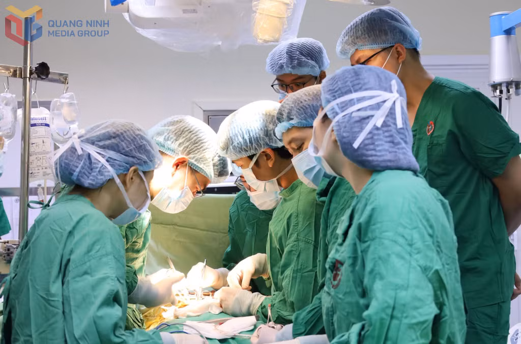 Ê- kíp Bệnh viện Việt Nam - Thụy Điển Uông Bí tiến hành ghép thận, dưới sự giám sát, hỗ trợ chuyên môn của các chuyên gia Bệnh viện Hữu nghị Việt Đức.