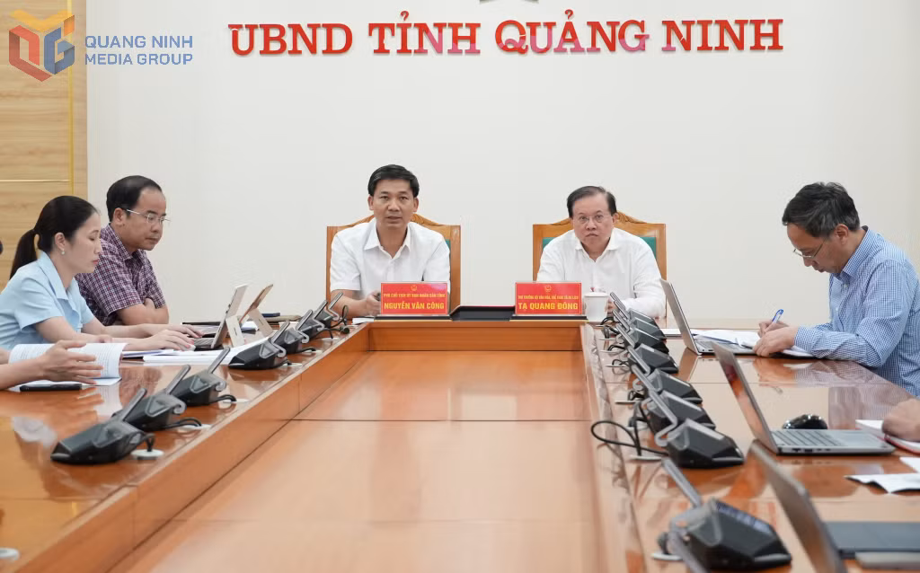 Đồng chí Nguyễn Văn Công, Phó Chủ tịch UBND tỉnh chủ trì cuộc họp.