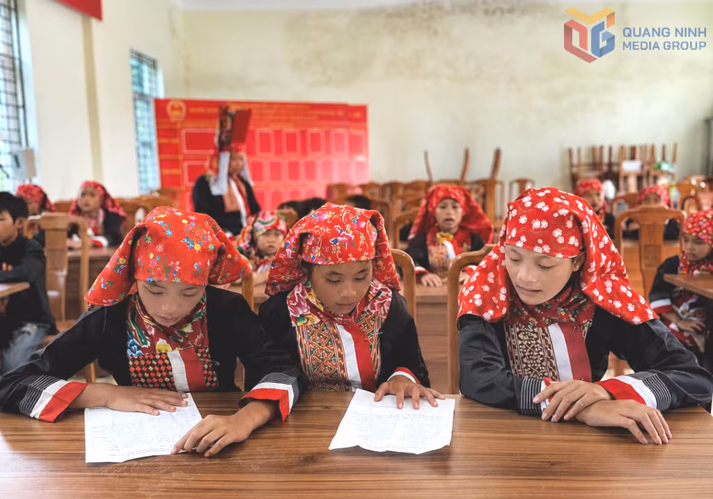 Các em thiếu nhi lớp học hát Pả Dung.
