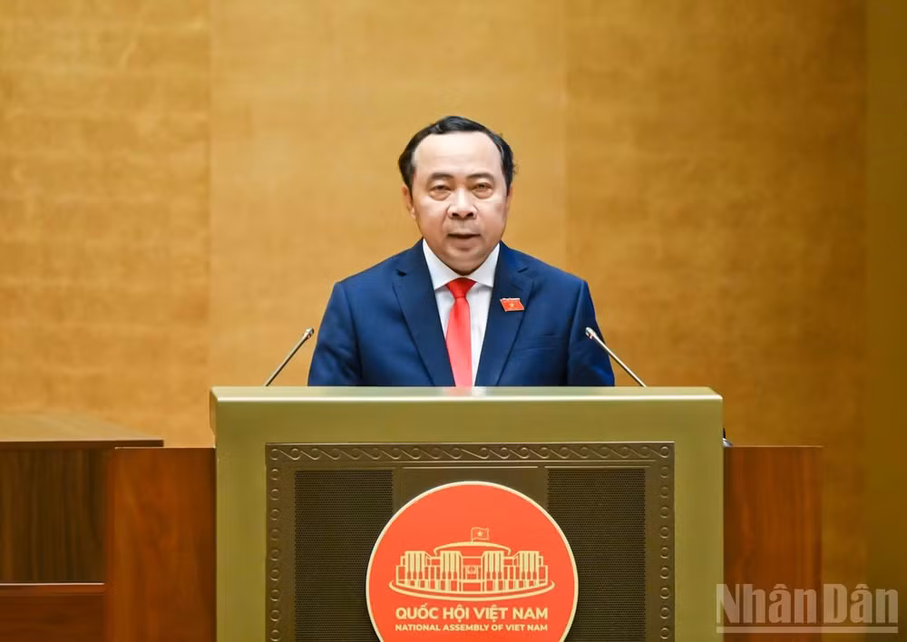 Bộ trưởng Khoa học và Công nghệ Vũ Hải Quân trình bày Tờ trình tóm tắt về dự án Luật. (Ảnh: DUY LINH)