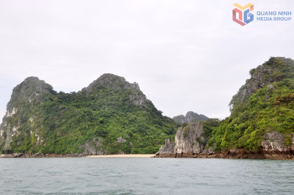 Bãi tắm Cái Lim là một điểm đến trong hành trình tham quan vịnh Bái Tử Long.