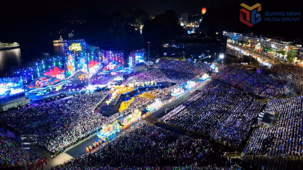 Không gian Carnaval Hạ Long 2026 được mở rộng tối đa, liên kết giữa đại nhạc hội trên sân khấu với diễu hành đường phố và diễu hành trên mặt biển. Ảnh: Đỗ Phương