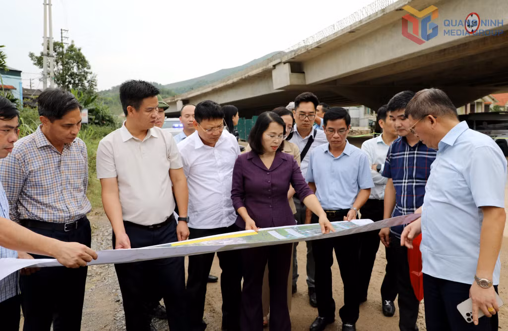 Đoàn công tác của Thường trực HĐND tỉnh khảo sát việc triển khai thực hiện dự án tuyến đường nối Quốc lộ 279 với đường bao biển Hạ Long - Cẩm Phả. Ảnh: Mạnh Trường