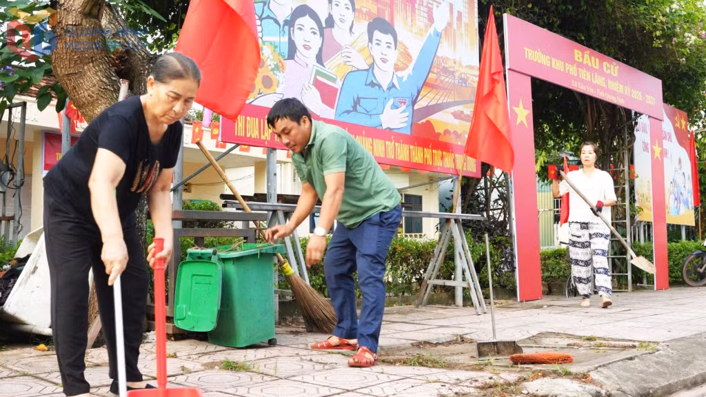 Người dân tham gia dọn vệ sinh tại khu phố Tiên Lãng, xã Tiên Yên.