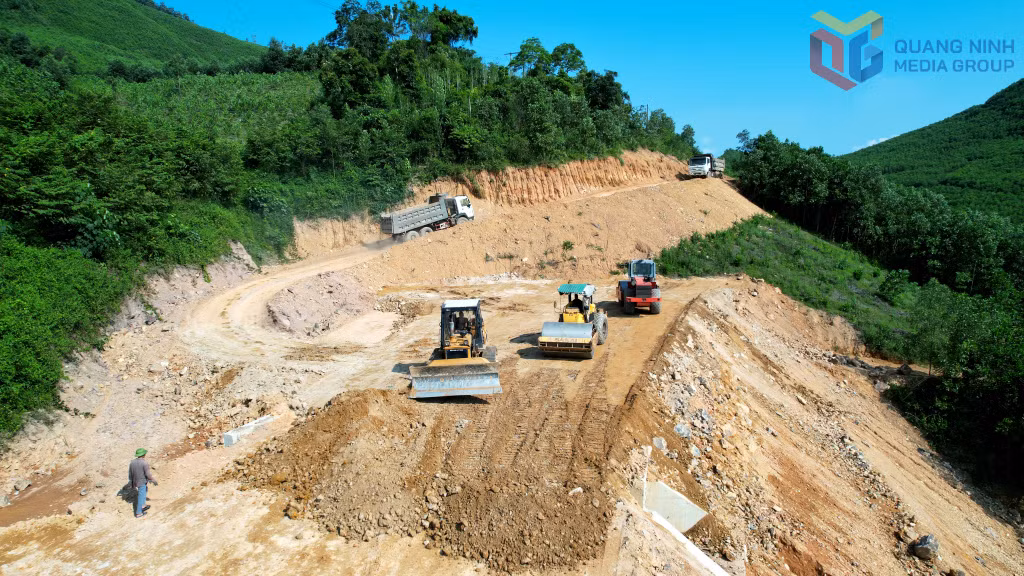 Tranh thủ điều kiện thời tiết thuận lợi, nhà thầu tăng ca để đảm bảo tiến độ dự án.