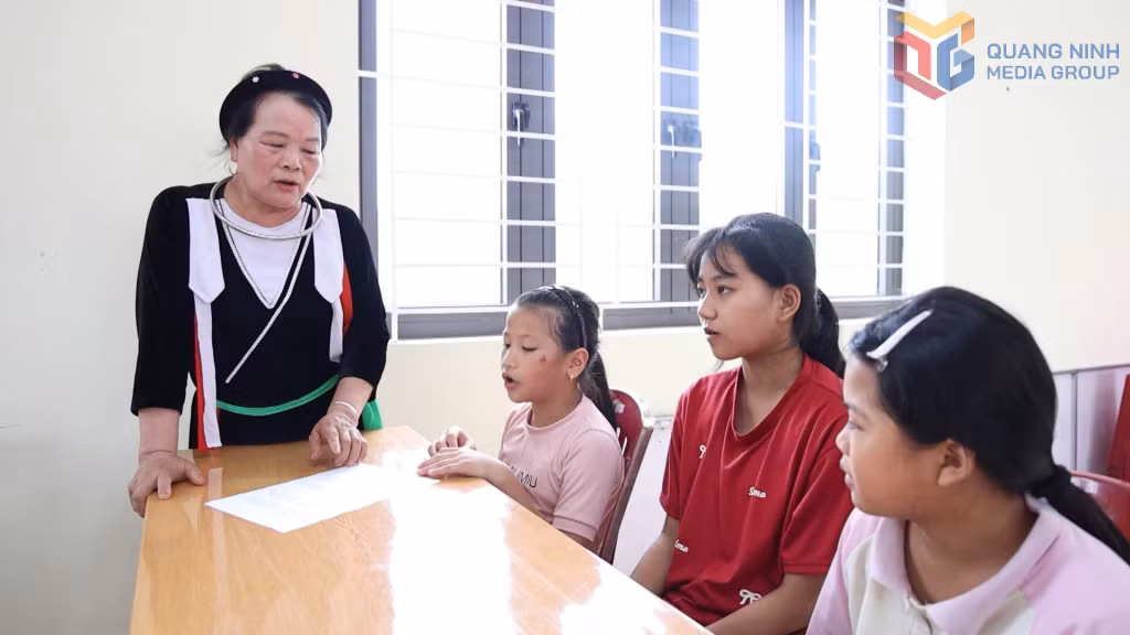 Bà Sềnh Thị Mùi, Phó Chủ nhiệm CLB hát Soọng Cô thôn Hà Dong (xã Hải Lạng) dạy hát cho các em học sinh.
