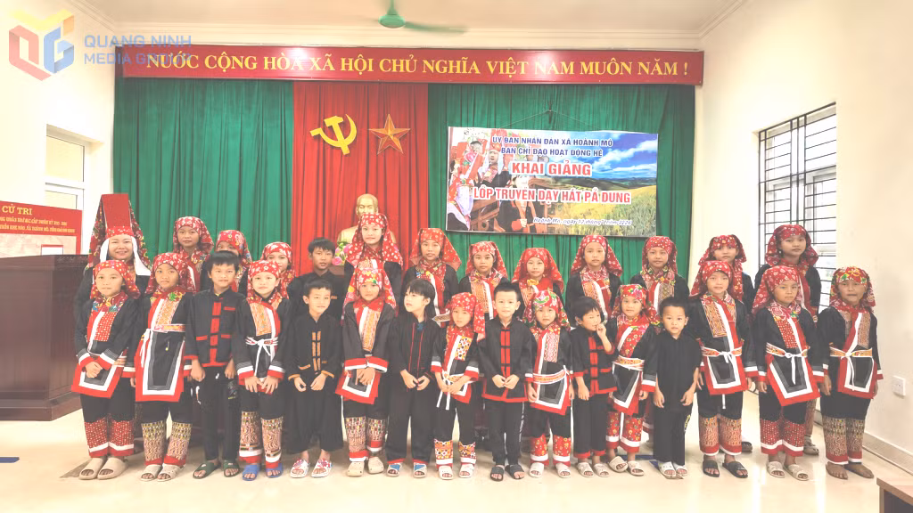 Lớp dạy hát điệu Pả Dung tại xã Hoành Mô, tỉnh Quảng Ninh.