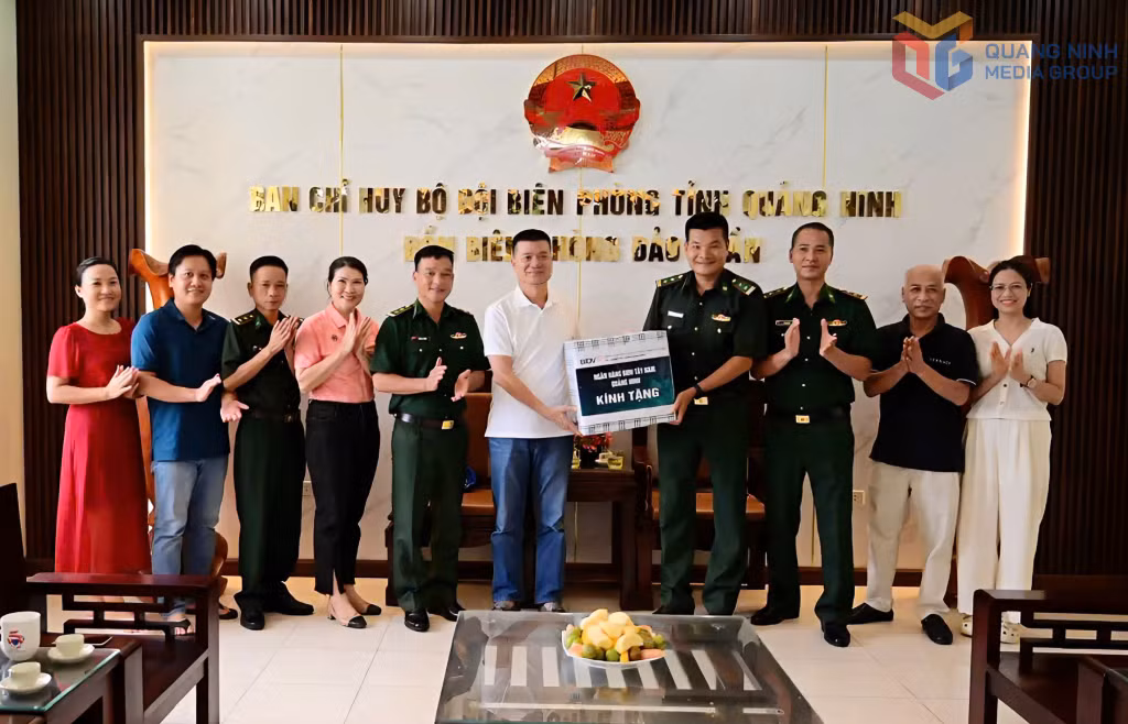 Đại diện Ngân hàng BIDV Chi nhánh Tây Nam Quảng Ninh tặng quà cho cán bộ, chiến sĩ Đồn Biên phòng Đảo Trần.