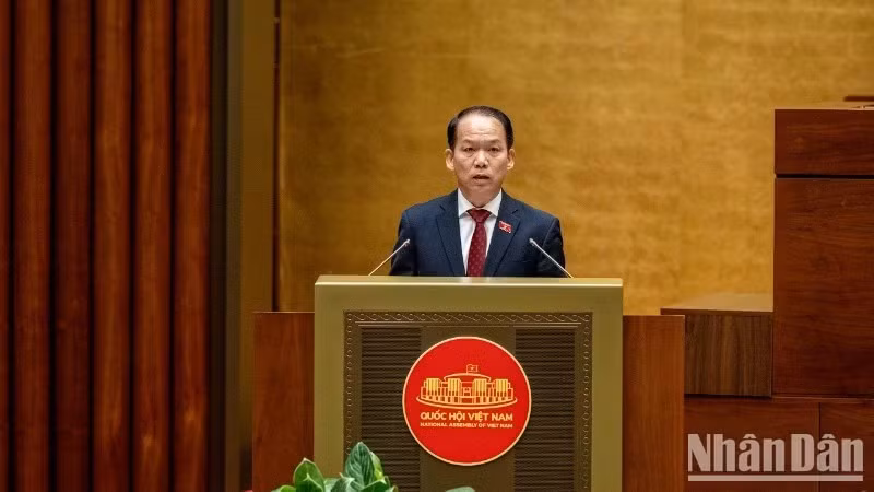 Bộ trưởng Tư pháp Hoàng Thanh Tùng trình bày Tờ trình Dự án Luật Phổ biến, giáo dục pháp luật (sửa đổi). (Ảnh: THỦY NGUYÊN)