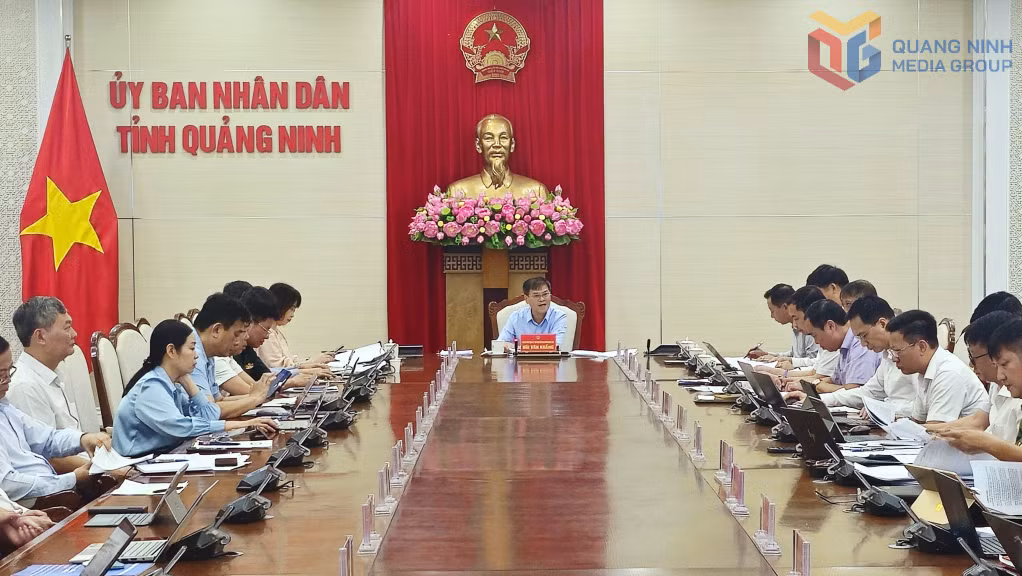 Đồng chí Bùi Văn Khắng, Chủ tịch UBND tỉnh, phát biểu chỉ đạo tại buổi làm việc.