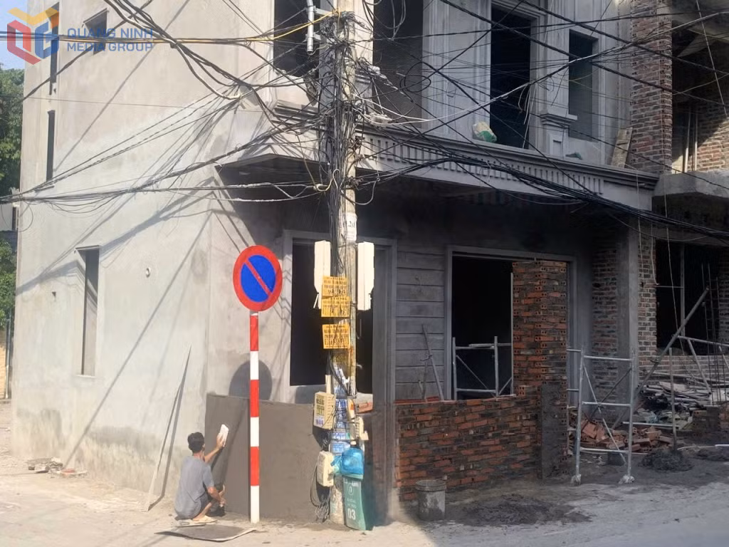 Ngày 24/7/2026, các đơn vị viễn thông, truyền hình cáp phối hợp thực hiện bó gọn cáp viễn thông tại một số khu vực.
