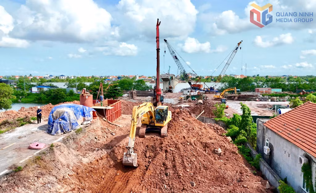 Đường dẫn cầu Sông Chanh đang được các nhà thầu đẩy nhanh tiến độ. Ảnh: Mạnh Trường