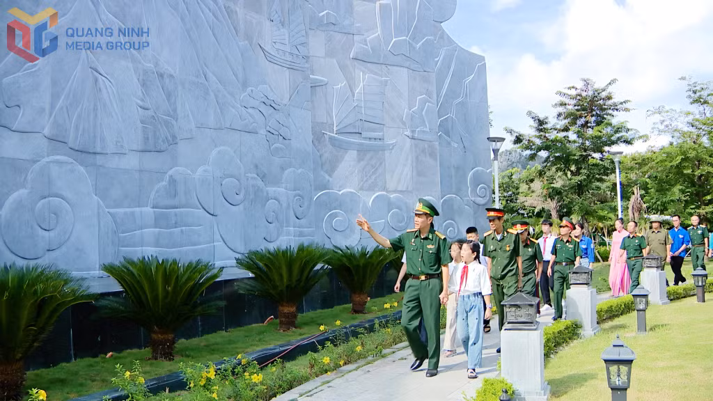Cựu chiến binh, đoàn viên, thanh niên và học sinh khu phố Hồng Hải 2, phường Hạ Long, tham quan Tượng đài Vũ Văn Hiếu. Ảnh: Ngọc Trâm